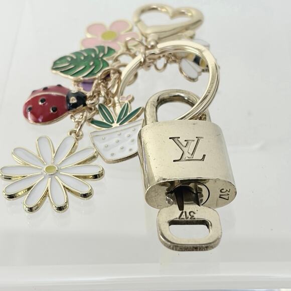 Louis Vuitton Lock & Key Set #317 with a Colorful Floral Charm Keychain - Picture 3 of 5